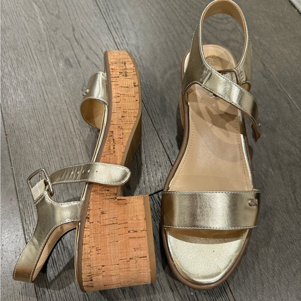 Calvin Klein Gold Patent Platform Sandals Size 9 – 2.5” Corkscrew Heel